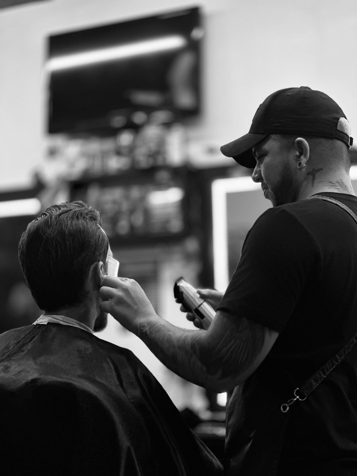 Barbeiro trabalhando com máquina e pente