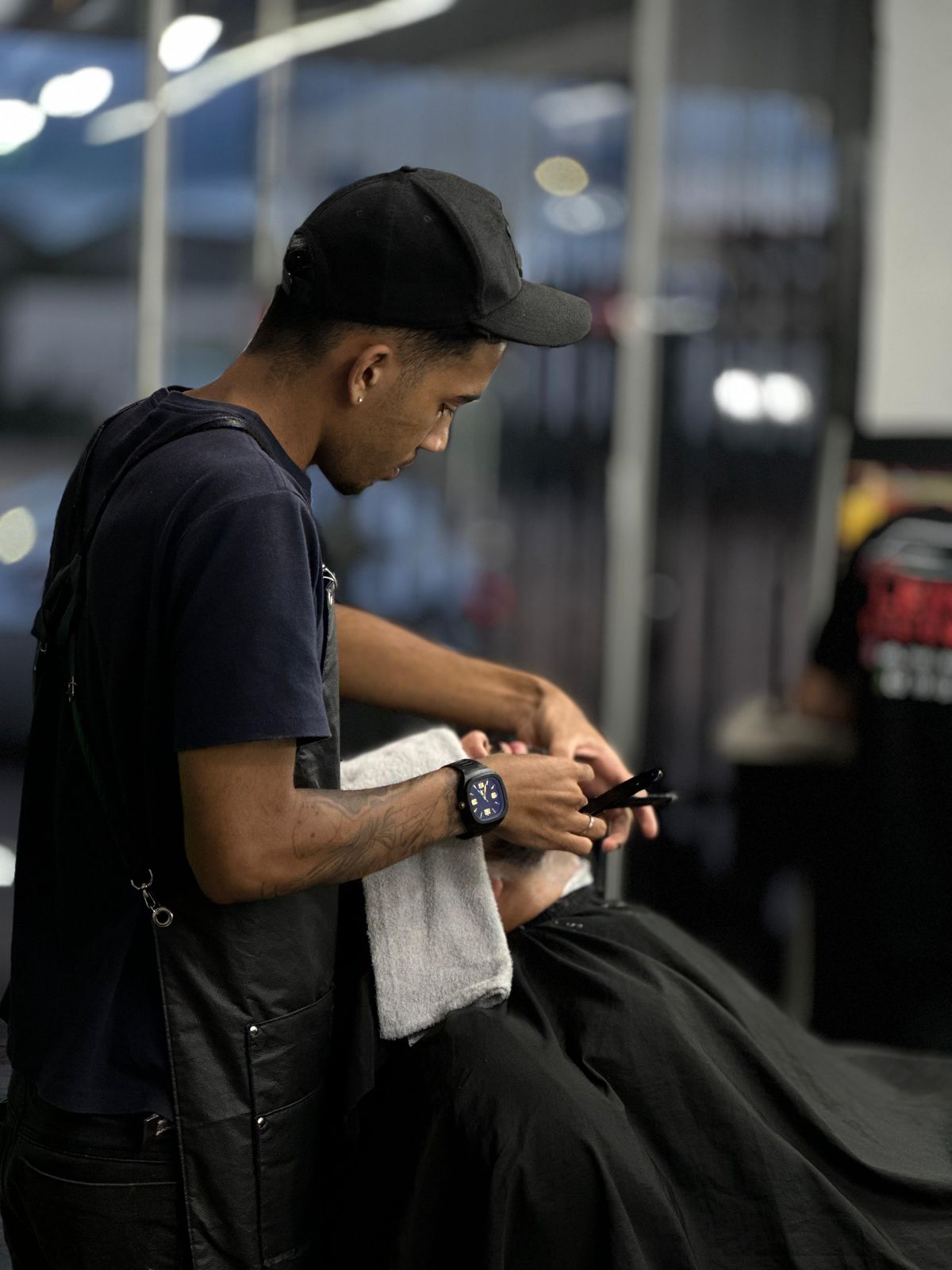 Barbeiro fazendo acabamento de barba